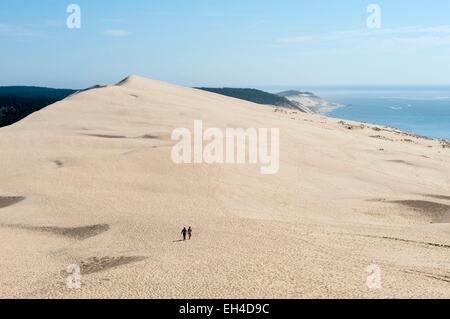 Frankreich, Gironde, La Teste de Buch, Pilat Dune ist die höchste Düne Europas (110m), Paare, die auf der Düne Stockfoto