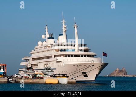 Oman, Maskat, Sultan Qaboos Yacht im Hafen von Mutthra angedockt Stockfoto