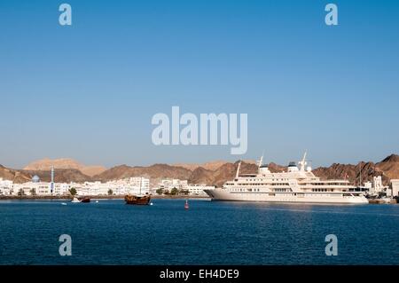 Oman, Maskat, Sultan Qaboos Yacht im Hafen von Mutthra angedockt Stockfoto