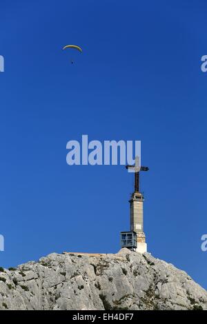 Frankreich, Bouches-du-Rhône, Aix-En-Provence, Gleitschirm, die das Kreuz der Provence an der Spitze des Mount Ste Victoire overflies Stockfoto