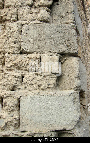 Insbesondere der Rand der Mauer aus Lehmziegeln mit einigen kleinen Steinen und Stroh und Beton Ziegel im Rand Stockfoto