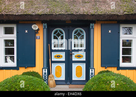 Verzierte Eingangstür des idyllischen Reetdachhaus in Born Auf Dem Darß / Darß, Fischland-Darß-Zingst, Deutschland Stockfoto