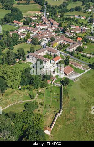 Frankreich, Haute-Vienne, Mortemart, gekennzeichnet Les Plus Beaux Dörfer de France (die schönsten Dörfer Frankreichs), das Dorf (Luftbild) Stockfoto