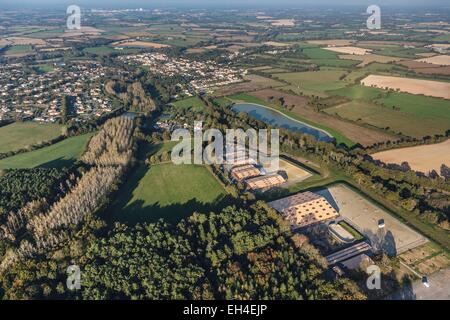 Frankreich, Vendee, Sainte-Foy, Vendee equestrian centre und das Dorf (Luftbild) Stockfoto