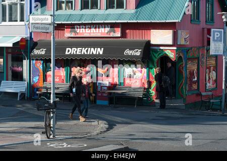 Island, Reykjanes, Reykjavik, Fußgänger in Frakkastigur, französische Straße Stockfoto