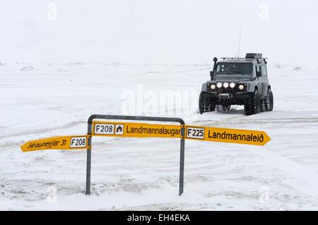 Island, Sudurland Region, Landmannalaugar, super-Jeep im Winter im Schnee Stockfoto