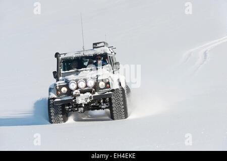 Island, Sudurland Region, Landmannalaugar, super-Jeep im Winter im Schnee Stockfoto