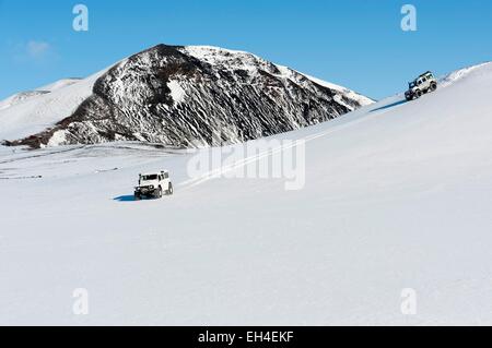 Island, Sudurland Region, Landmannalaugar, super-Jeep im Winter im Schnee Stockfoto