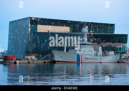 Reykjanes, Reykjavik, Harpa, Island und die Glasarchitektur von Olafur Eliasson, isländische Küstenwache Boot im Hafen Stockfoto