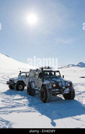 Island, Sudurland Region, Landmannalaugar, super-Jeep im Winter im Schnee Stockfoto