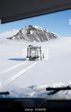 Island, Sudurland Region, Landmannalaugar, super-Jeep im Winter im Schnee Stockfoto