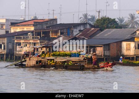 Vietnam, Vinh Long Provinz, Mekong-Delta, Cai Be, schwimmenden Markt Großhandel und Einzelhandel für Obst und Gemüse Stockfoto