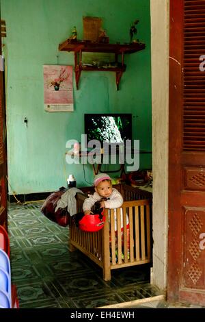 Vietnam, Son La Provinz, Phu Yen, Baby in einem Haus Stockfoto