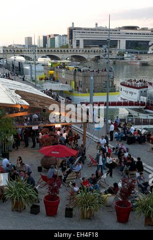 Frankreich, Paris, Port De La Gare, Petit Bain, Bar auf dem Dock und auf einem Lastkahn Stockfoto