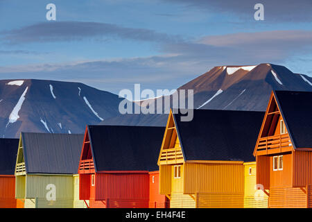 Bunte hölzerne Häuser in der Siedlung Longyearbyen in Sommer, Spitzbergen, Norwegen Stockfoto