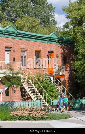 Kanada, Quebec Provinz, Montreal, Bezirk von Plateau-Mont-Royal, typische mit Außentreppe aus Schmiedeeisen Häuser Stockfoto