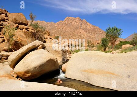 Namibia, Erongo Region, Damaraland, Brandberg, Touristen, die Tsisabschlucht-Schlucht-Tal Stockfoto