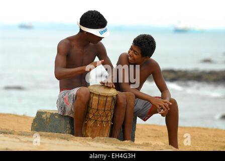 Brasilien, Bundesstaat Bahia, Salvador de Bahia, zwei junge Schlagzeuger am Strand Farol Bara Stockfoto