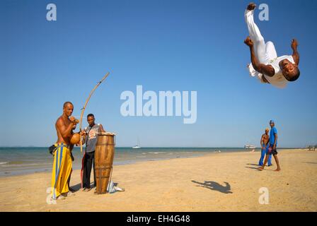 Brasilien, Bahia state, Itaparica Salvador de Bahia Bay, Insel Itaparica, Capoeira am Strand von Itaparica Stockfoto