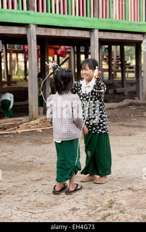 Schüler Myanmar; zwei kleine Kinder in der Schule springen auf ihrem Schulhof, Inle Lake, Myanmar ( Burma ), Asien Stockfoto