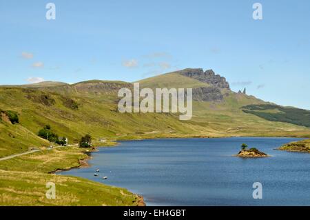 Großbritannien, Schottland, Highlands, Inneren Hebriden, Isle Of Skye, Trotternish, Loch Fada, Storr Felsen ab und der Old Man of Storr Punkte rechts Stockfoto