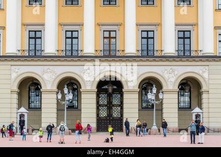 Norwegen, Oslo, Slottsbakken, Königspalast in Oslo (1848), entworfen von dem Architekten Hans Linstow ist die offizielle Residenz der königlichen Familie Stockfoto