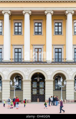 Norwegen, Oslo, Slottsbakken, Königspalast in Oslo (1848), entworfen von dem Architekten Hans Linstow ist die offizielle Residenz der königlichen Familie Stockfoto