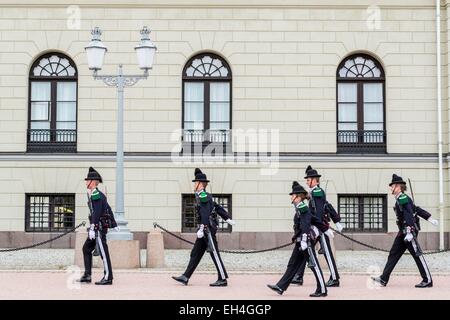 Norwegen, Oslo, Slottsbakken, Königspalast in Oslo (1848), entworfen von dem Architekten Hans Linstow ist die offizielle Residenz der königlichen Familie, der königlichen Garde Stockfoto