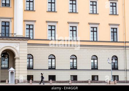 Norwegen, Oslo, Slottsbakken, Königspalast in Oslo (1848), entworfen von dem Architekten Hans Linstow ist die offizielle Residenz der königlichen Familie, Royal Guard Stockfoto