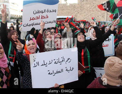 Tripoli, Libyen. 6. März 2015. Einige Bürger in Tripolis Welle Nationalflaggen und skandieren Parolen am Märtyrer-Platz in Tripoli, Libyen, am 6. März 2015. Hunderte von Tripolis Bürger zeigten am Freitag zur Unterstützung der laufenden Friedensdialog zwischen libyschen Konfliktparteien in Marokko statt. © Hamza Türkei/Xinhua/Alamy Live-Nachrichten Stockfoto