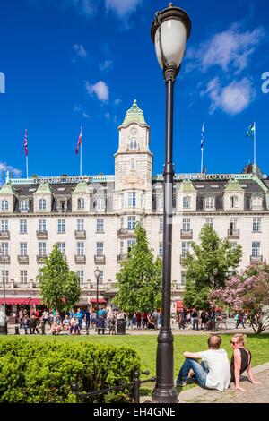 Norwegen, Oslo, Karl Johan Straße, Eidsvoll Quadrat mit an der Unterseite des Grand Hotels (1874) an der Dramatiker Henrik Ibsen (1828-1906) sowie viele Künstler im späten 19. Jahrhundert und den jährlichen Nobelpreis Frieden Stockfoto