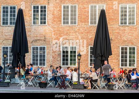 Norwegen, Oslo, Rσdhusgata, Celsius Caféterrasse vor einem Gebäude des 17. Jahrhunderts Stockfoto