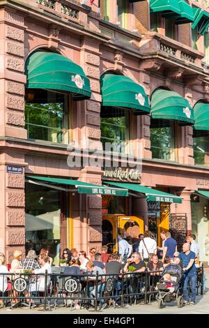 Norwegen, Oslo, Karl Johans Gate, das Hard Rock Cafe befindet sich in einem Gebäude 1897, Terrasse Stockfoto