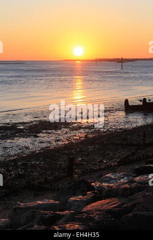 Winter-Sonnenuntergang über der Mündung von Beaulieu, The Solent aus Lepe Country Park, Hampshire, England, UK Stockfoto