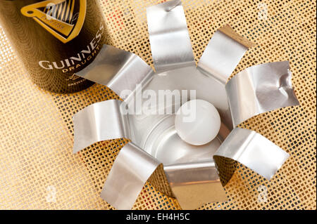 Widget in Guinness-Dose Stockfoto