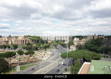 Rom - FREBRUARY 23, 2015: Luftaufnahme von der via di San Gregorio mit einem Anblick des Circus Maximus, Palatin und Kolosseum Stockfoto