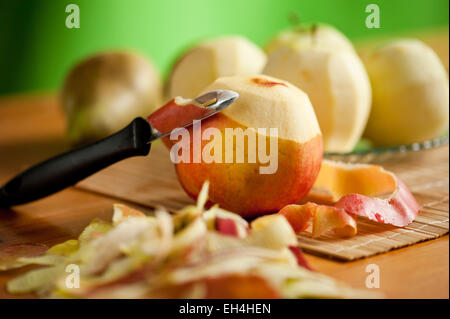 Peeling-Äpfel liegen auf Bambusmatte Stockfoto