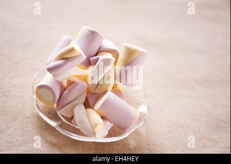 Geschwollene Marshmallows Wendungen auf Platte Stockfoto