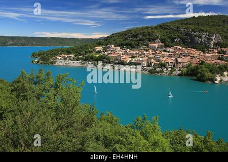 Frankreich, Var, Bauduen, Dorf Bauduen durch den See von Ste Croix Stockfoto