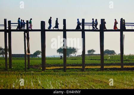 Myanmar, Mandalay, Amarapura, U Bein Silhouetten auf die U Bein Brücke Stockfoto