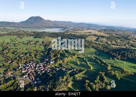 Frankreich, Puy de Dome, Beaune, Chaine des Puys, Parc Naturel Regional des Vulkane d ' Auvergne (natürlichen regionalen Park der Vulkane d ' Auvergne), der Puy de Dome-Vulkan im Hintergrund (Luftbild) Stockfoto