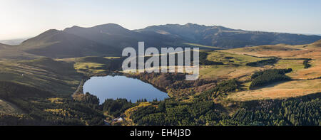 Frankreich, Puy de Dome, Mont Dore, Parc Naturel Regional des Vulkane d ' Auvergne (natürlichen regionalen Park der Vulkane d ' Auvergne), Monts Dore, Guery See (Luftbild) Stockfoto