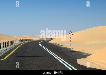 Vereinigte Arabische Emirate, Abu Dhabi, Liwa-Oase, Moreeb-Berg, Tal Mireb, Straße durch die Sanddünen der Rub Al Khali Wüste (Khali) Stockfoto