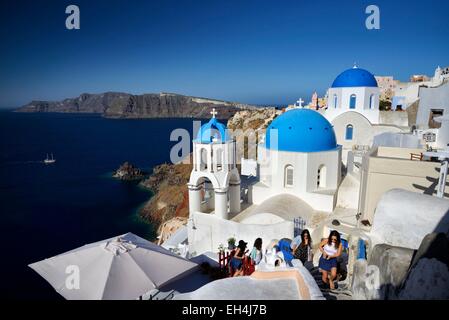 Griechenland, Kykladen, Insel Santorini (Thira, Thira), griechisch-orthodoxe Kirche mit blauen Kuppeln im Dorf Oia Stockfoto