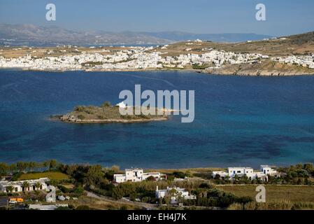 Griechenland, Kykladen, Insel Paros, Plastira Bay und Naoussa (Naoussa) aus gesehen von Kolimvythres Stockfoto