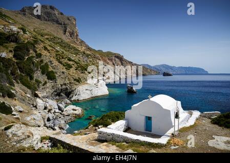 Griechenland, Kykladen, Amorgos Insel, kleine Kirche am Strand von Agia Anna Stockfoto