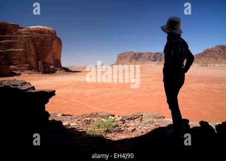 Jordan, Wüste Wadi Rum, geschützten Bereich Weltkulturerbe von UNESCO, Silhouette einer Frau und rote Sandwüste in Jebel Khazali Bereich Stockfoto