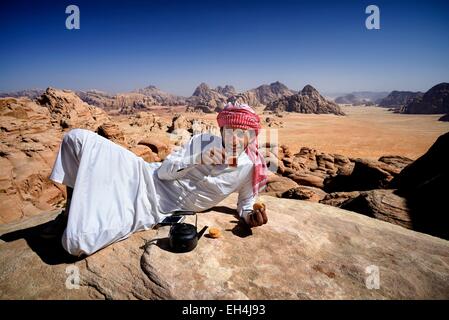 Jordan, Wüste Wadi Rum, geschützten Bereich Weltkulturerbe der UNESCO, Beduinen Tee Pause an der Spitze der Berg Jebel Burdah Stockfoto