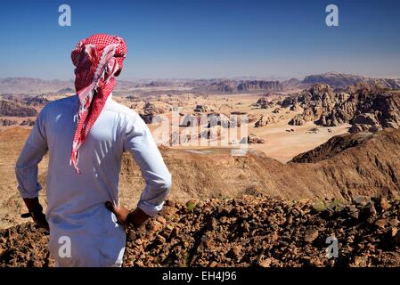 Jordan, Wadi Rum, Wüste, Grenze mit Saudi-Arabien, Beduinen und Blick vom Gipfel des Jebel Umm Adaami (1832m), dem höchsten Berg von Jordanien Stockfoto