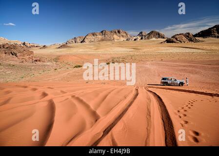 Jordan, Wüste Wadi Rum, geschützten Bereich Weltkulturerbe von UNESCO, Auto auf einer Sanddüne, rote Sandwüste und Felsen Stockfoto